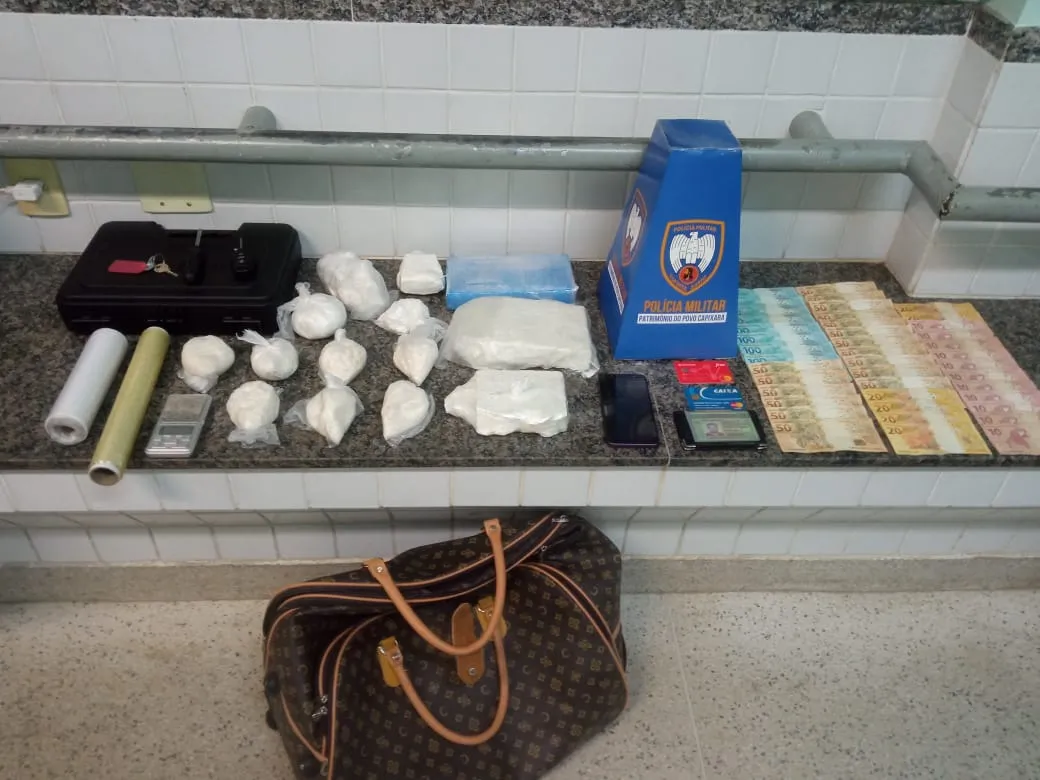 Entregadores de droga são presos R$ 600 mil em entorpecentes
