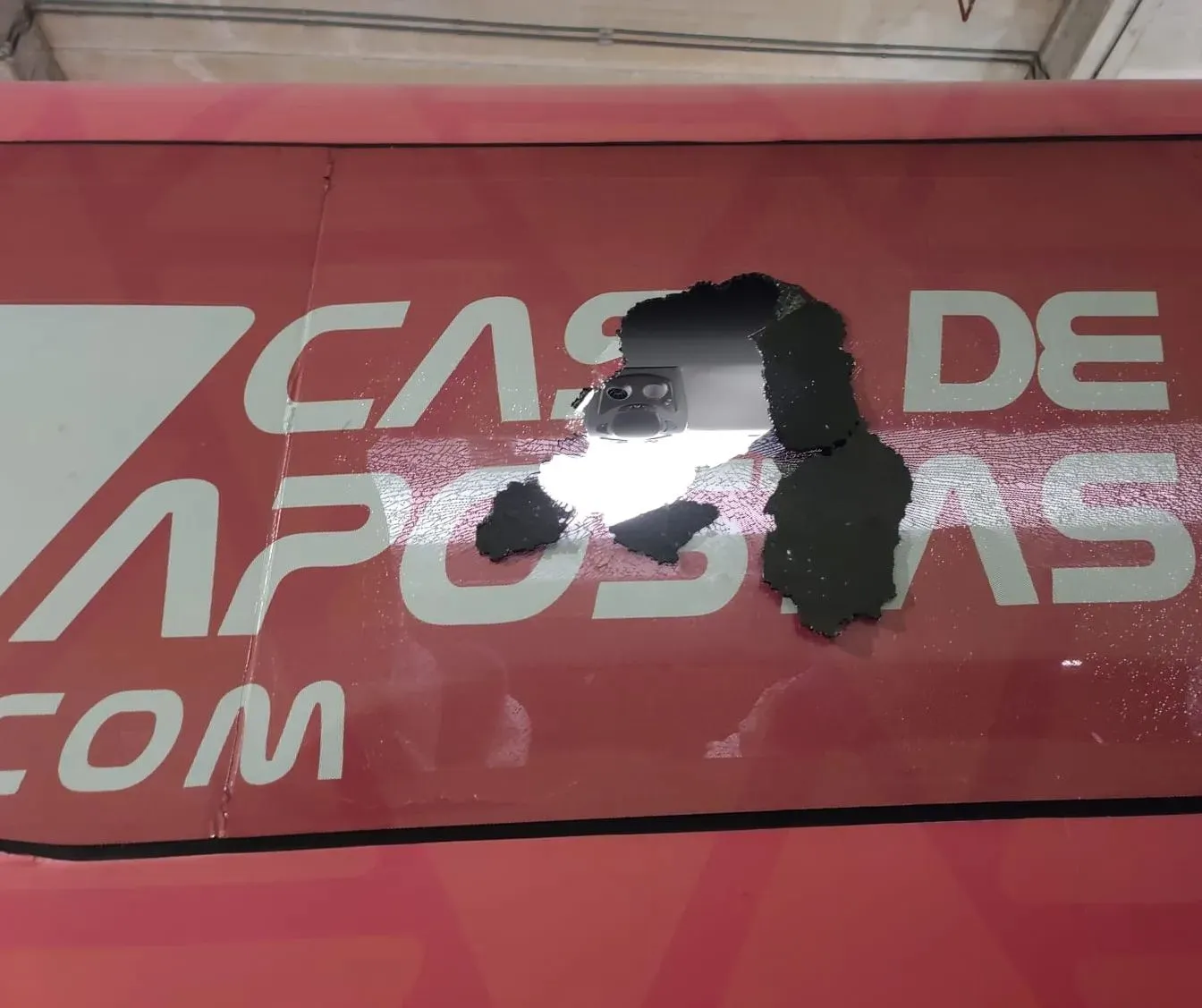 Imagem ilustrativa da imagem Ônibus do Bahia é atingido por bomba e dois jogadores ficam feridos