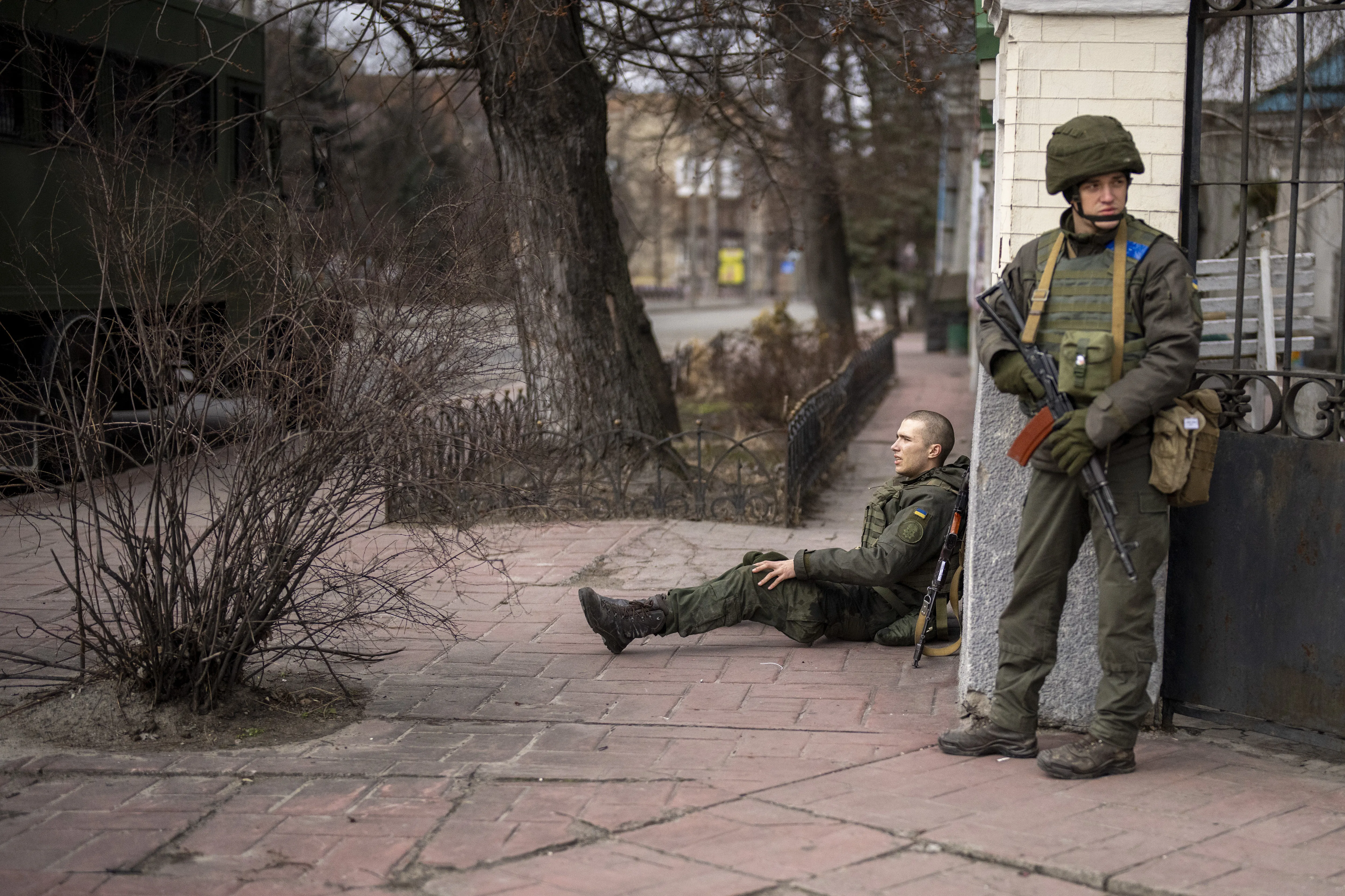 Soldados ucranianos se posicionam dentro da cidade de Kiev, capital da Ucrânia, nesta sexta-feira (25)