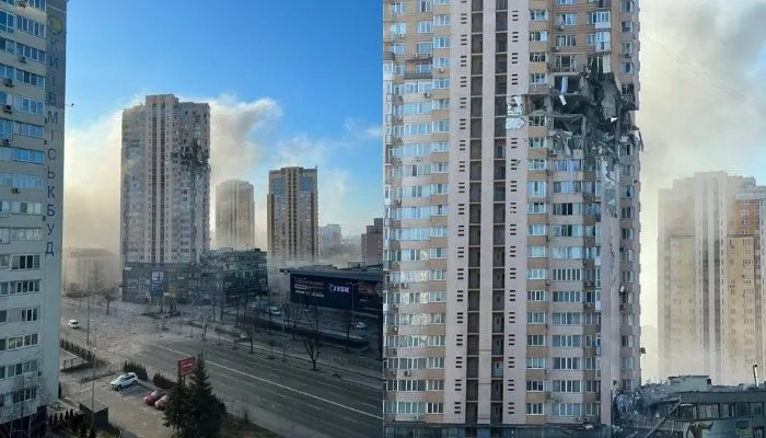 Imagem ilustrativa da imagem VÍDEO | Prédio residencial é atingido por míssil em Kiev