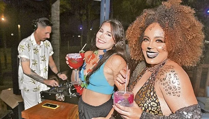 Amantes de praia e de música, Bianca Queiroz, 27 anos, e  Lara Rebouças, 22, pretendem aproveitar o Carnaval  para curtir quiosques  com boa programação.