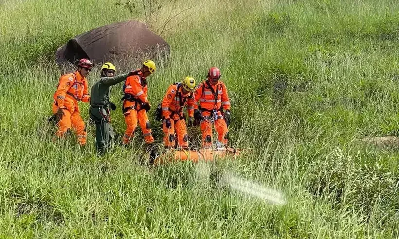 Equipe do Corpo de Bombeiros resgatou o corpo do piloto.