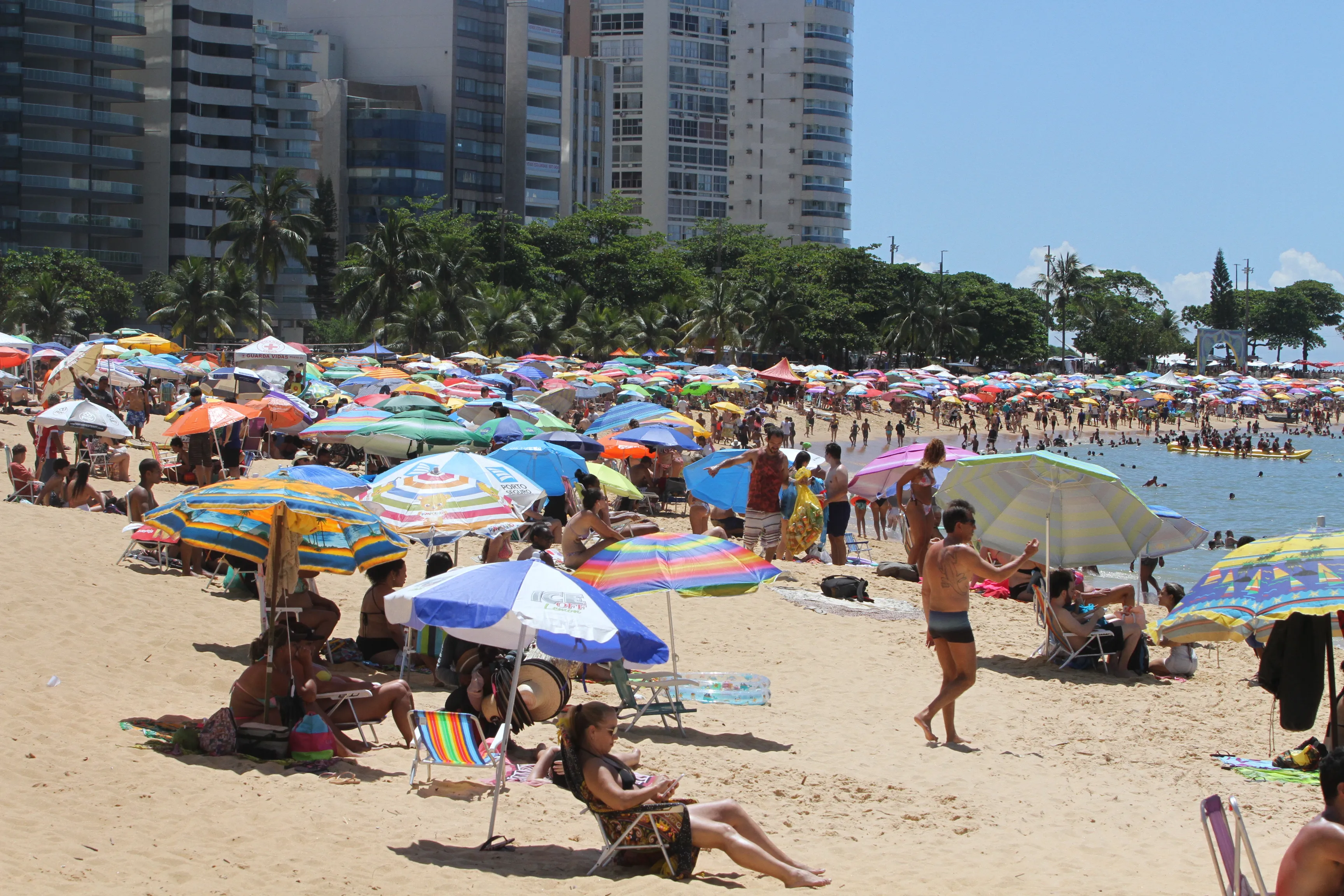 Imagem ilustrativa da imagem Segunda-feira de Carnaval com praias lotadas em todo o Estado