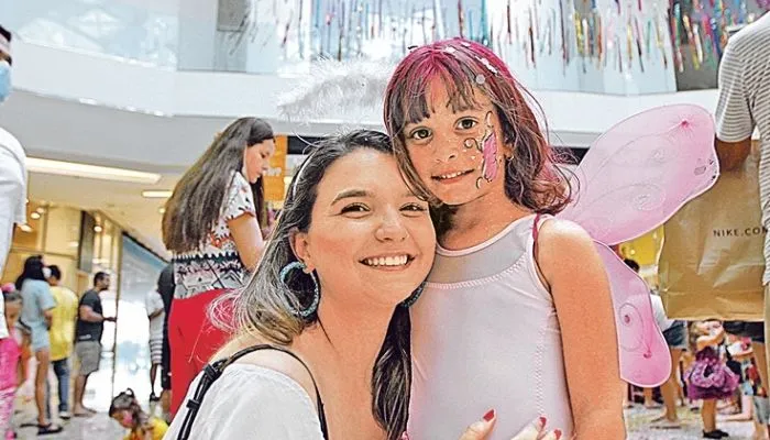 Amanda Rocha, 27,  levou a filha Manuela, 5, para brincar o Carnaval. A pequena pintou o cabelo e se fantasiou