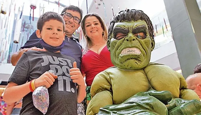 Maxuel Souza, 44, e  Kamila Souza, 42, levaram os filhos Miguel Arthur, 9, e Enzo Gabriel, 6, fantasiado de Hulk, para curtir o Carnaval