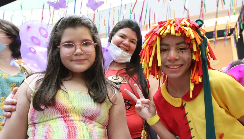 Bianca Brandão, que se vestiu de fada, e Maria Luiza Brandão de Miranda, com a professora Lorena Brandão
