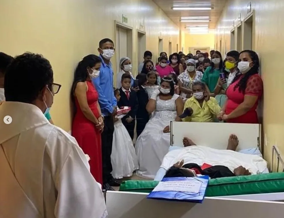 Imagem ilustrativa da imagem Noivo sofre acidente na véspera e casamento é realizado em hospital