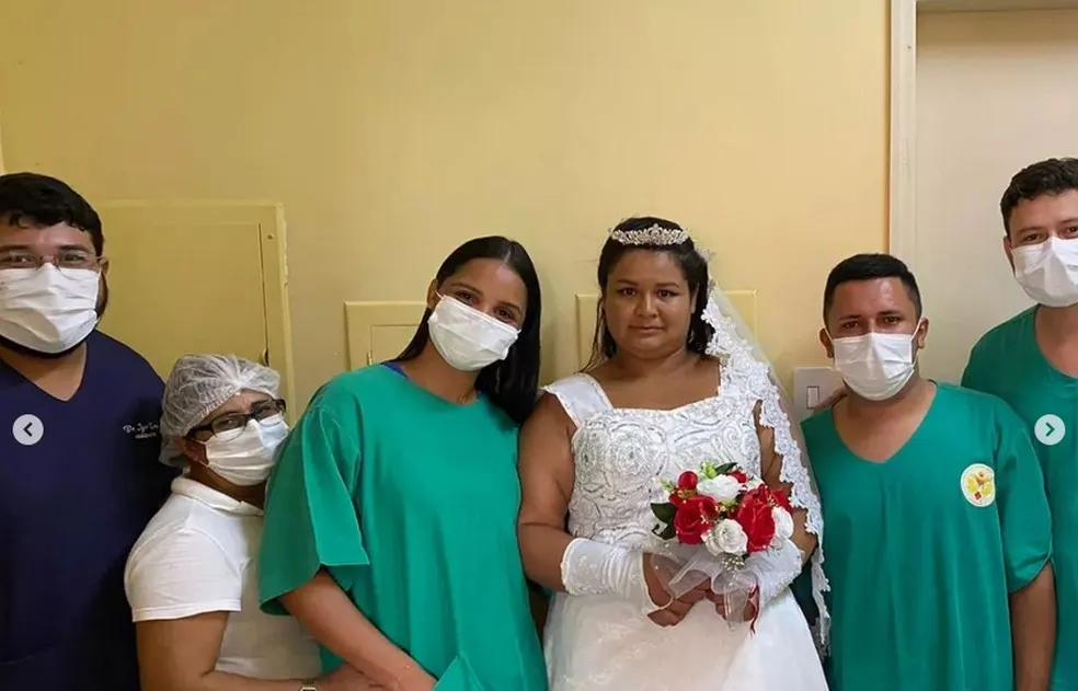 Imagem ilustrativa da imagem Noivo sofre acidente na véspera e casamento é realizado em hospital