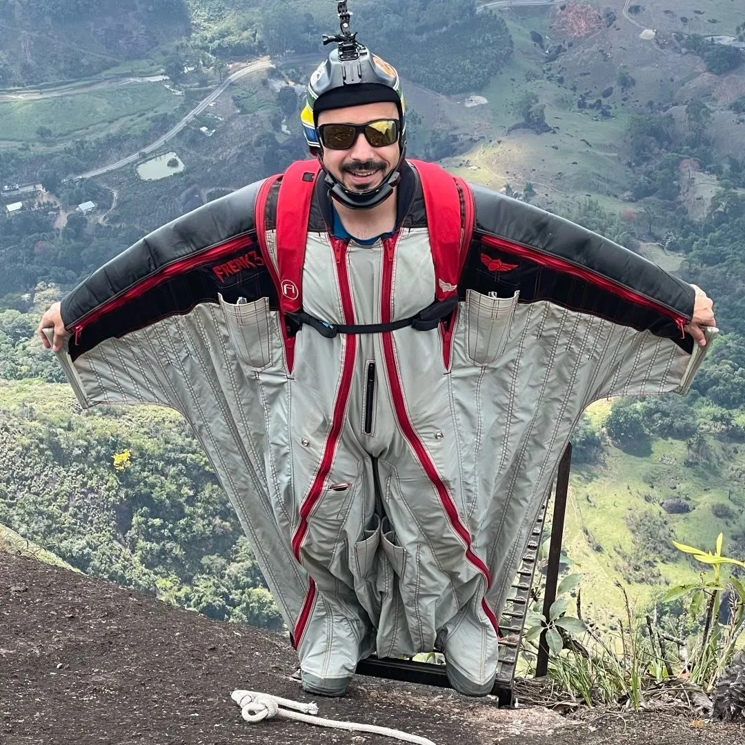 Imagem ilustrativa da imagem Paraquedista com "asa de morcego" morre ao fazer salto em Castelo
