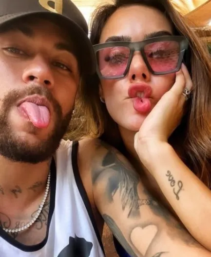 Imagem ilustrativa da imagem Namorada de Neymar desabafa após receber ataques na internet