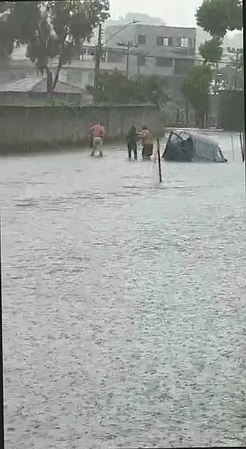 Imagem ilustrativa da imagem Após fortes chuvas, carro cai em valão no bairro Jardim América