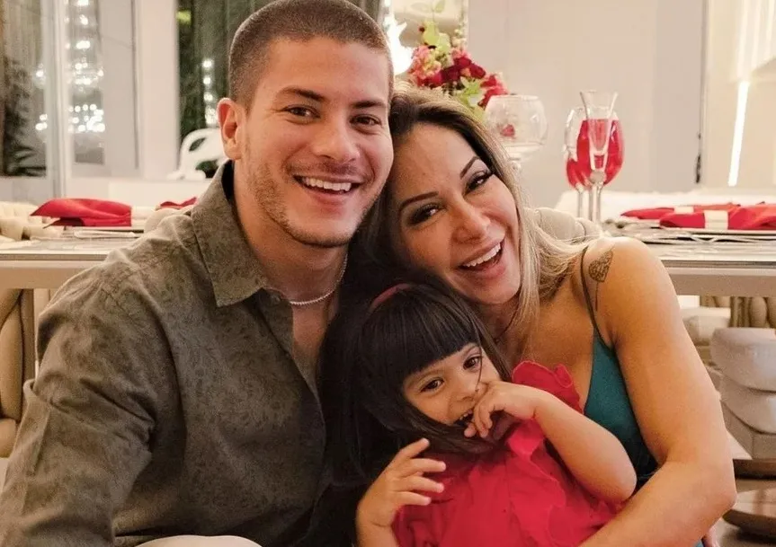 Imagem ilustrativa da imagem Filha de Arthur Aguiar é chamada de 'sonsa' e 'forçada' na web
