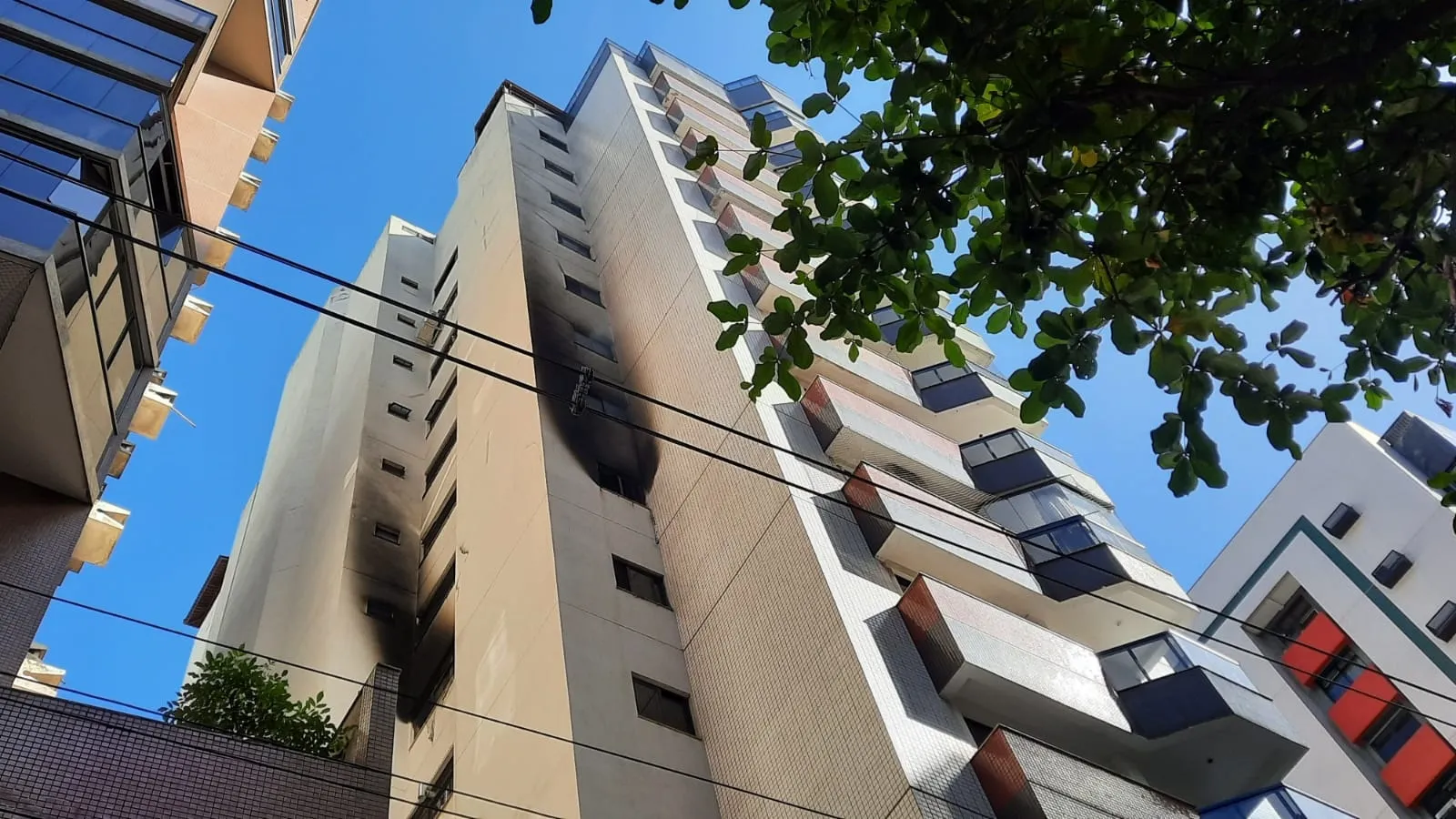 Imagem ilustrativa da imagem VÍDEO | Incêndio atinge apartamento em Vila Velha e assusta moradores