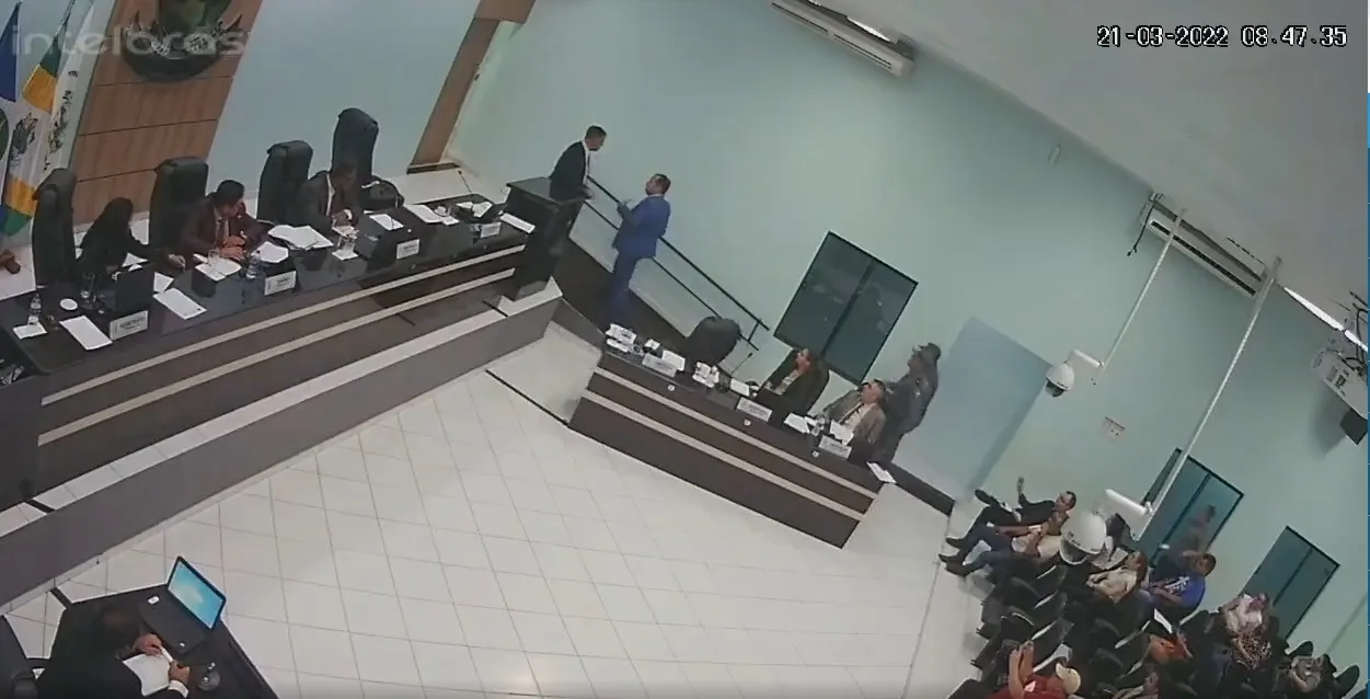Imagem ilustrativa da imagem VÍDEO | Vereador saca arma contra colega na Câmara