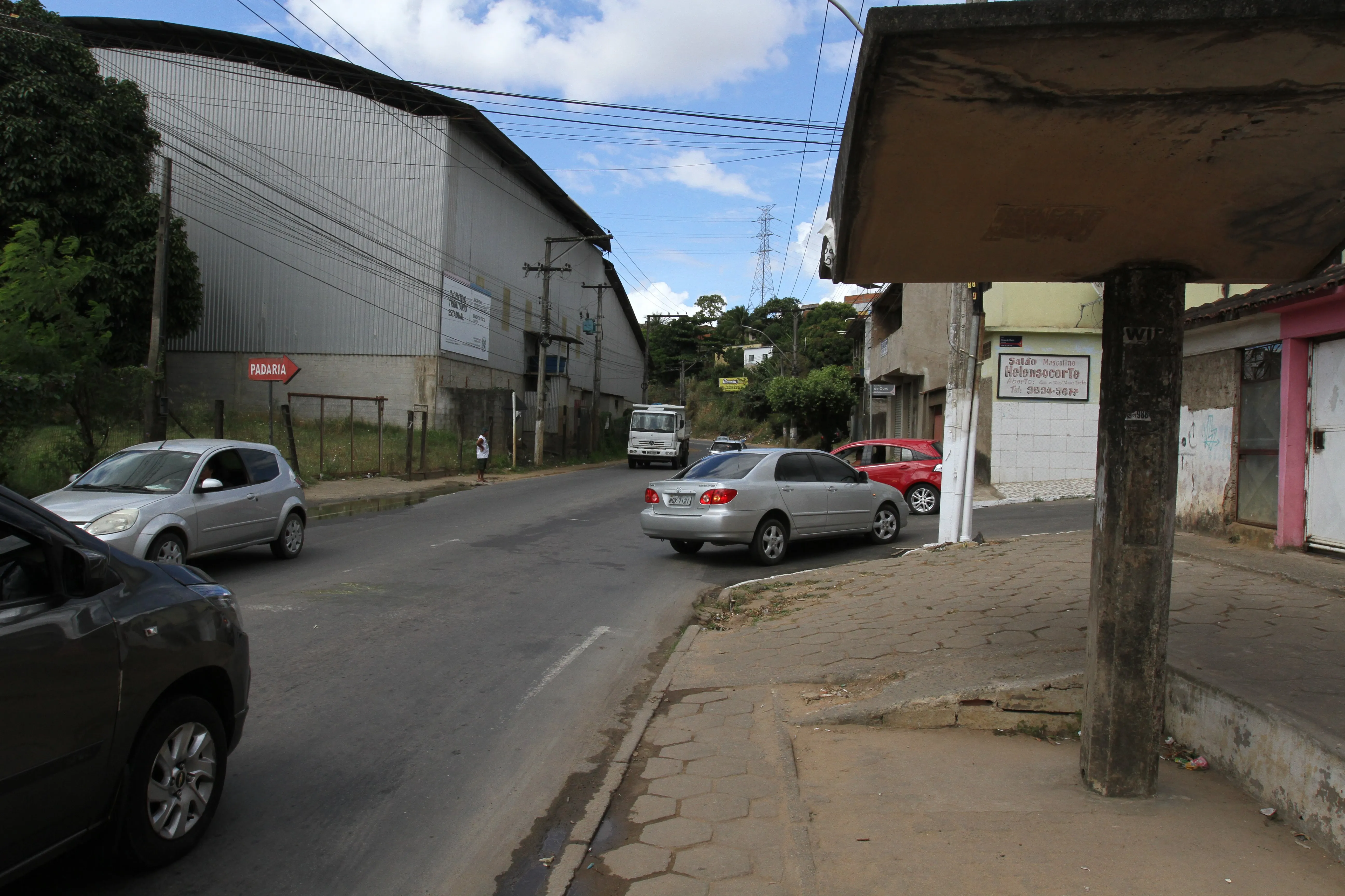 Rodovia José Sette, em Santana, onde criminosos em uma moto assaltaram pessoas que estavam no meio da rua