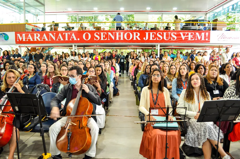 Imagem ilustrativa da imagem Jovens do mundo todo se reúnem em louvor e adoração a Deus
