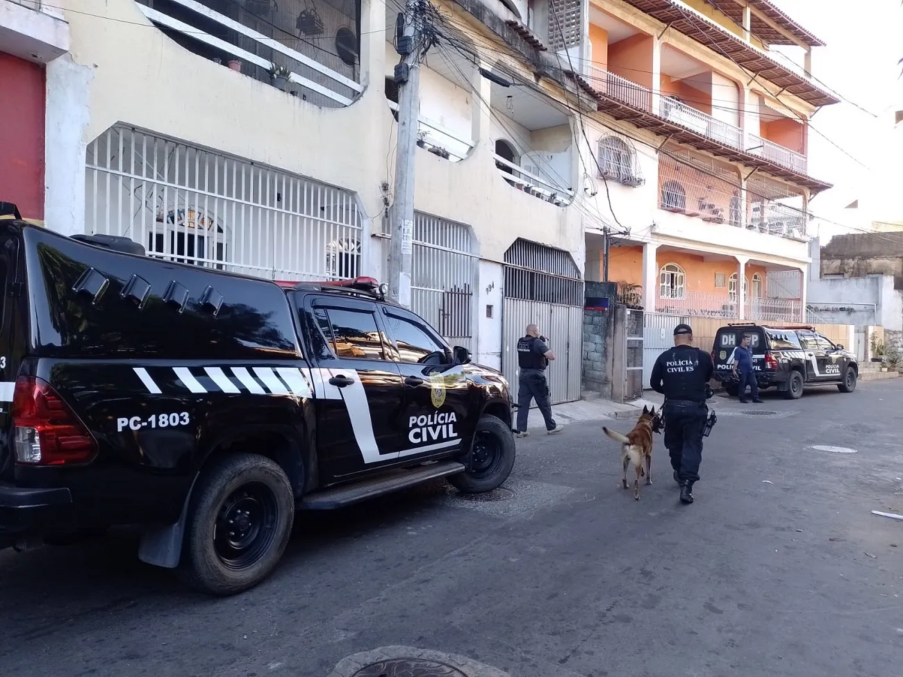 Imagem ilustrativa da imagem Polícia encontra esconderijo na casa do pai de traficante foragido