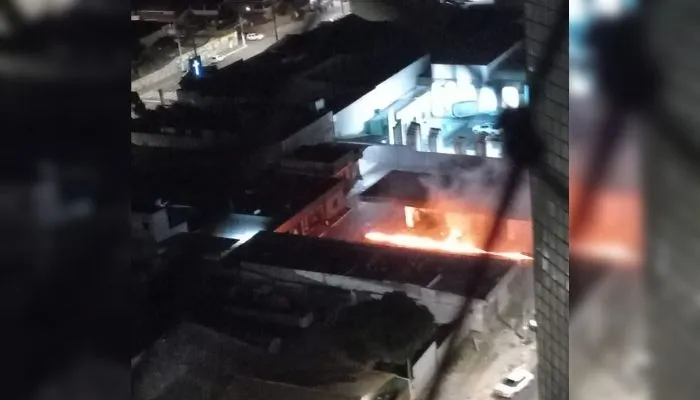 Imagem ilustrativa da imagem Posto de combustíveis pega fogo na Rodovia do Sol em Vila Velha
