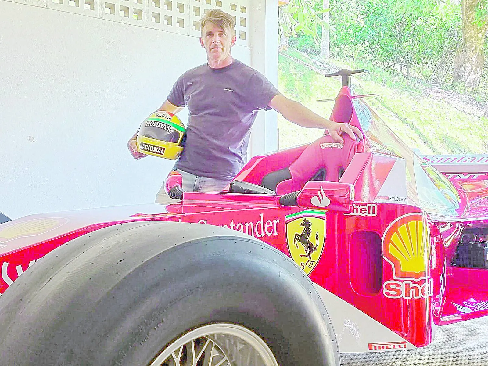 Imagem ilustrativa da imagem Desfile em Interlagos com réplica capixaba da Ferrari