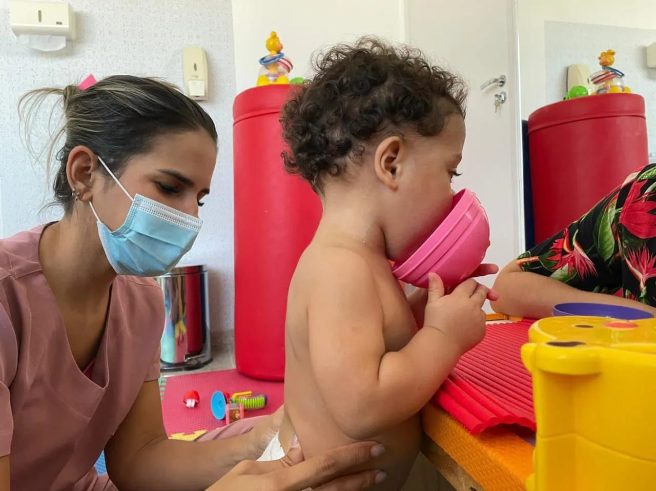 A fisioterapeuta respiratória Mariela Borba relatou um crescimento da demanda por fisioterapia respiratória em bebês e crianças com quadros gripais