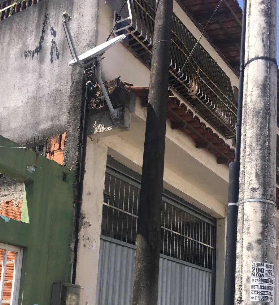 Bronca


Poste de madeira na rua Misael de Assis Portes. em André Carloni, que precisa ser removido.


Foto do leitor José Renato Laranja