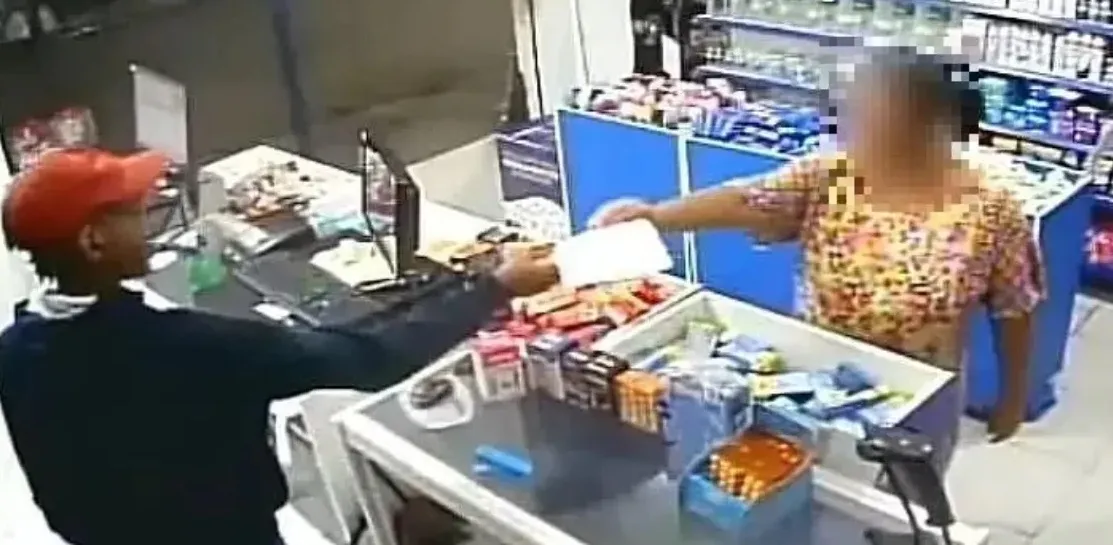 Imagem ilustrativa da imagem Mulher entrega receita médica para bandido em farmácia sem saber de assalto
