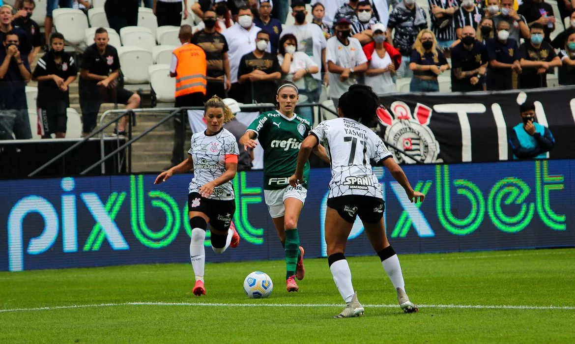 Imagem ilustrativa da imagem Palmeiras e Corinthians duelam pela liderança do Brasileiro Feminino