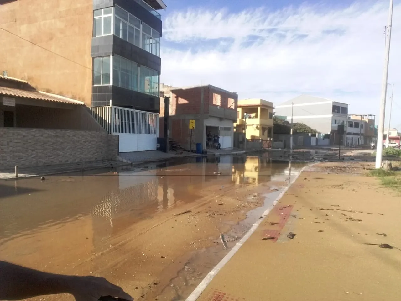 Imagem ilustrativa da imagem Mar avança e invade ruas de cidades do sul do Espírito Santo