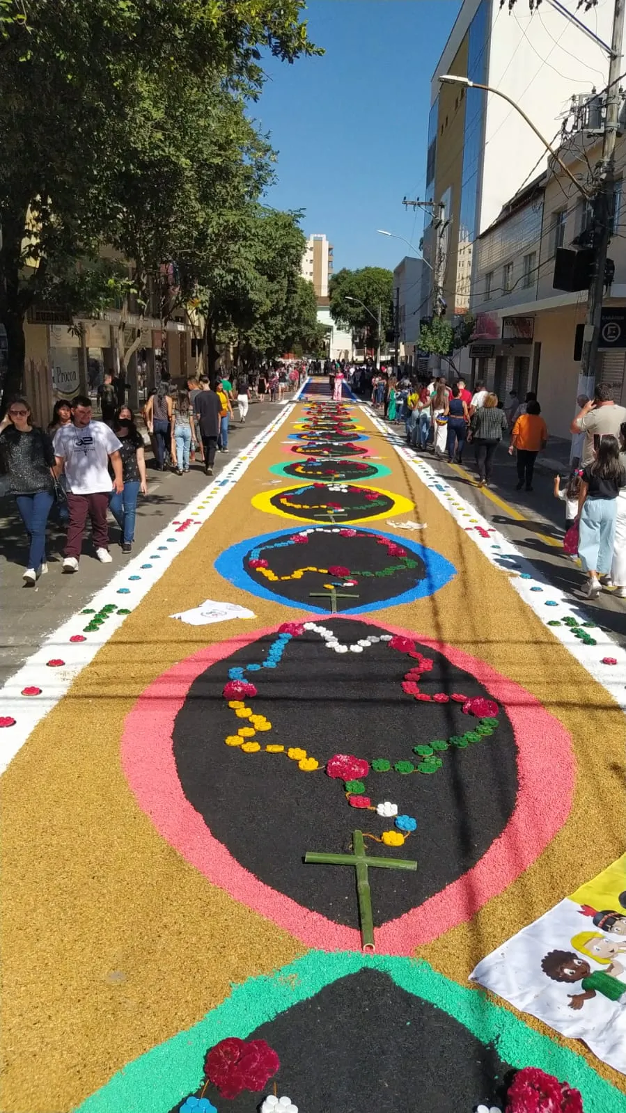 Imagem ilustrativa da imagem Ruas amanhecem coloridas por tapetes na festa de Corpus Christi