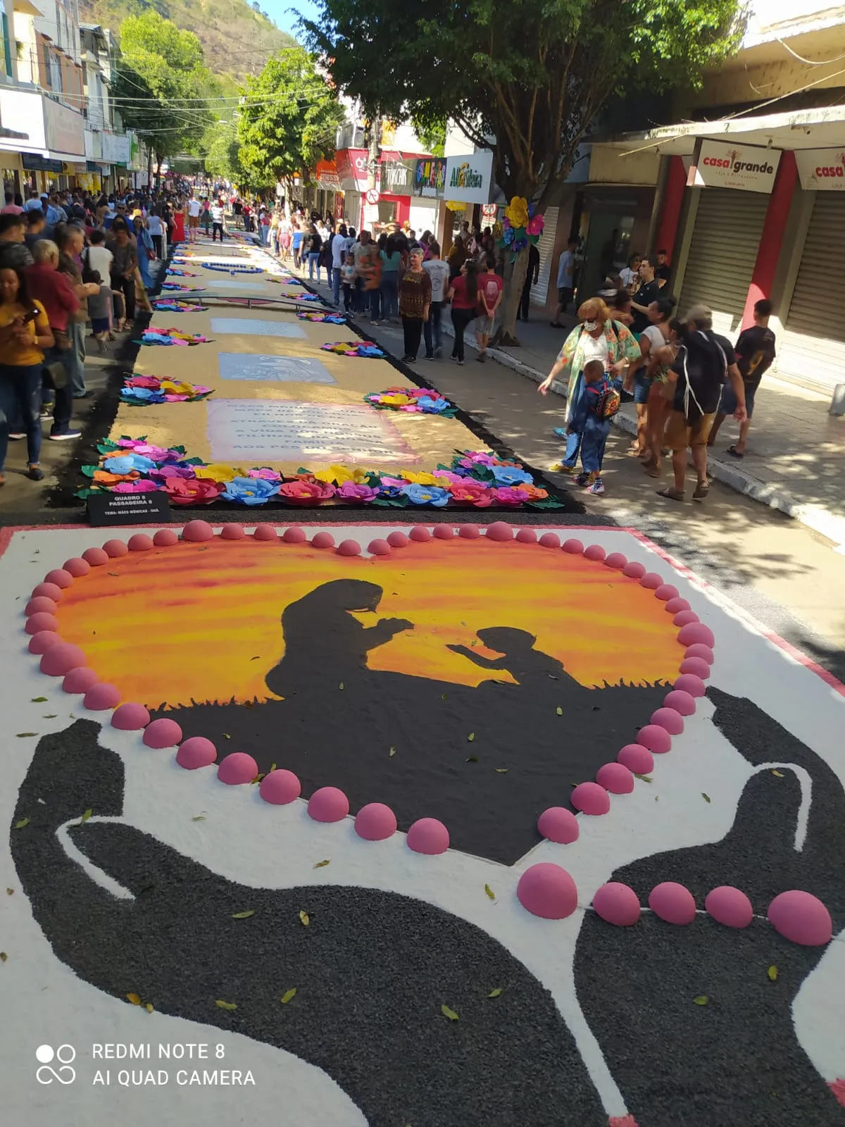 Imagem ilustrativa da imagem Ruas amanhecem coloridas por tapetes na festa de Corpus Christi