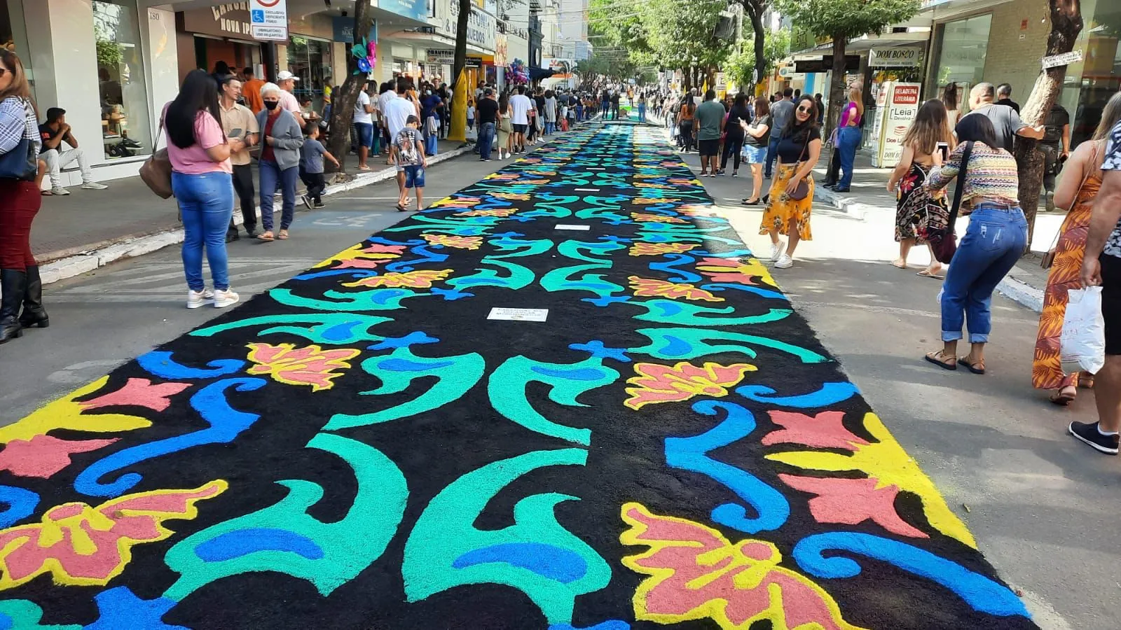 Imagem ilustrativa da imagem Turistas elogiam festa dos tapetes