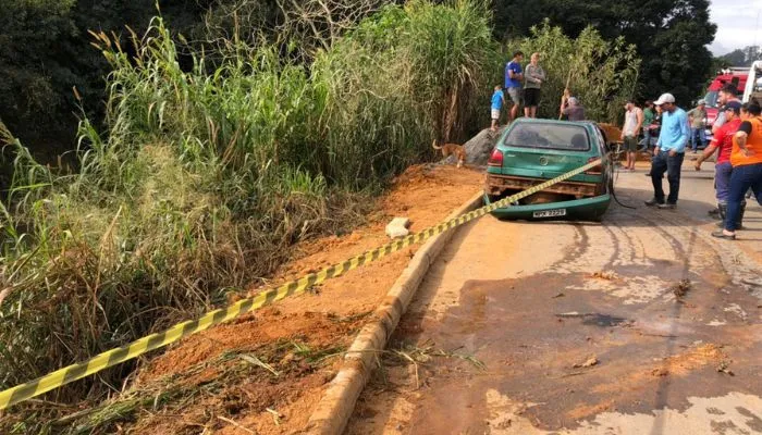 Carro e vítimas do acidente foram resgatados nesta segunda-feira.