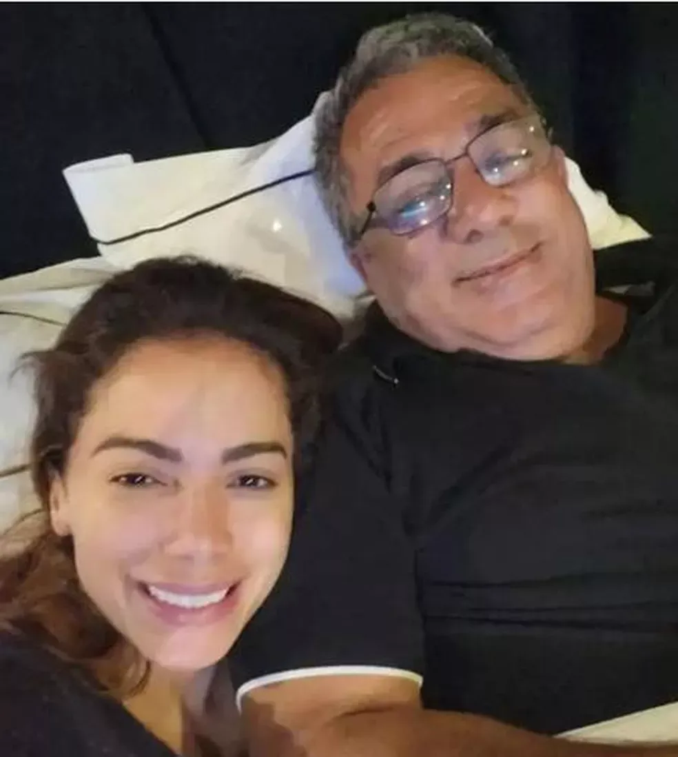 Imagem ilustrativa da imagem Pai de Anitta volta a ser internado por covid-19 após AVC e câncer