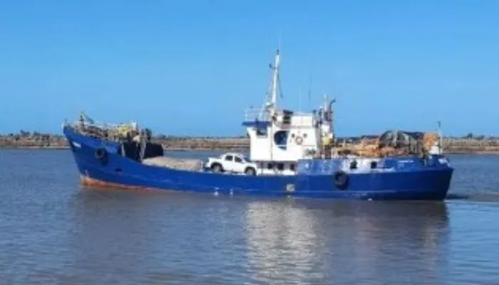 A embarcação é denominada Thaís e costumava atracar no Porto do Recife a cada duas semanas para embarcar suprimentos para Fernando de Noronha.