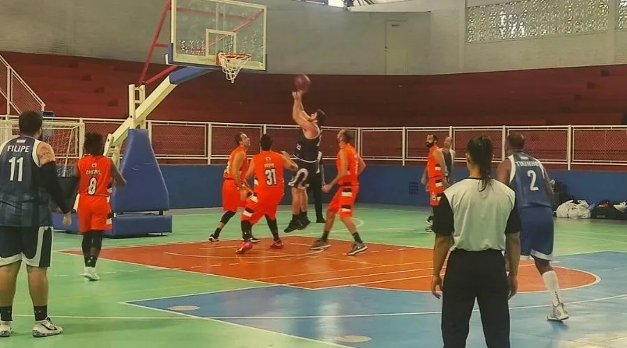 Times de basquete se enfrentando no Tartarugão