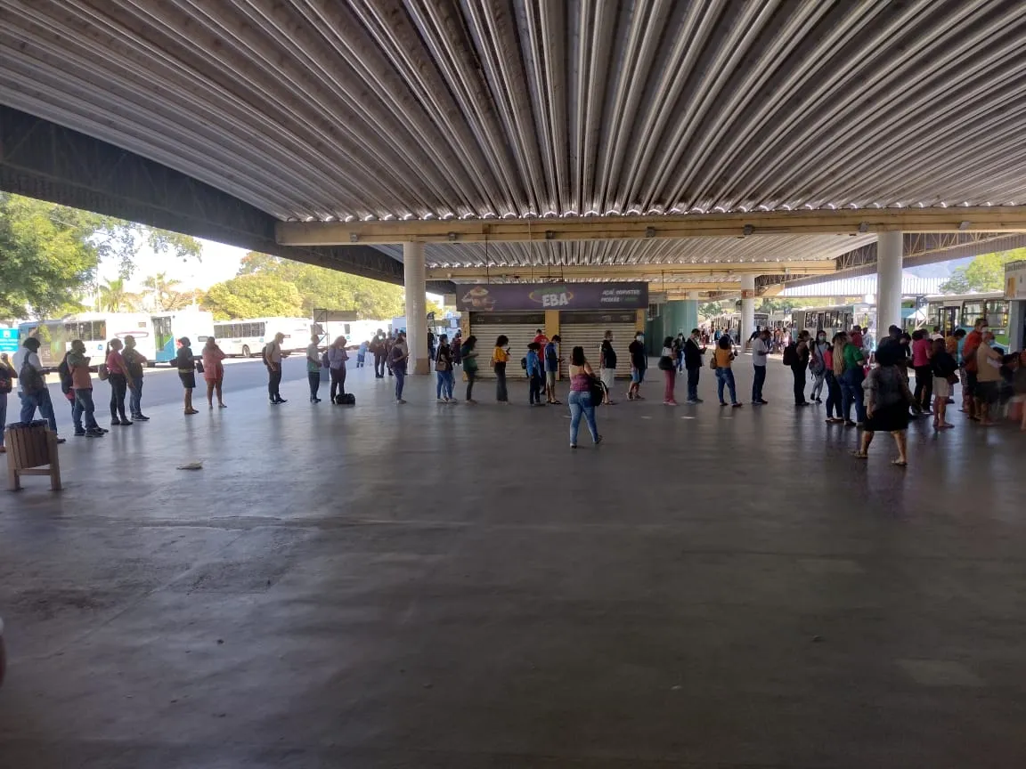 Imagem ilustrativa da imagem Alta procura por teste de covid forma longa fila em Terminal na Serra