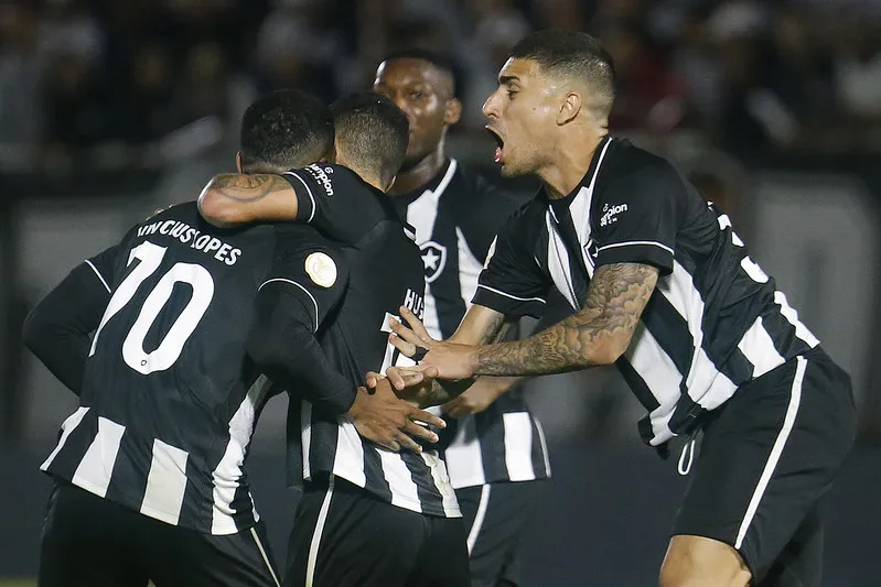 Vinicius Lopes (camisa 70) comemora com companheiros gols que deu a vitória ao Glorioso