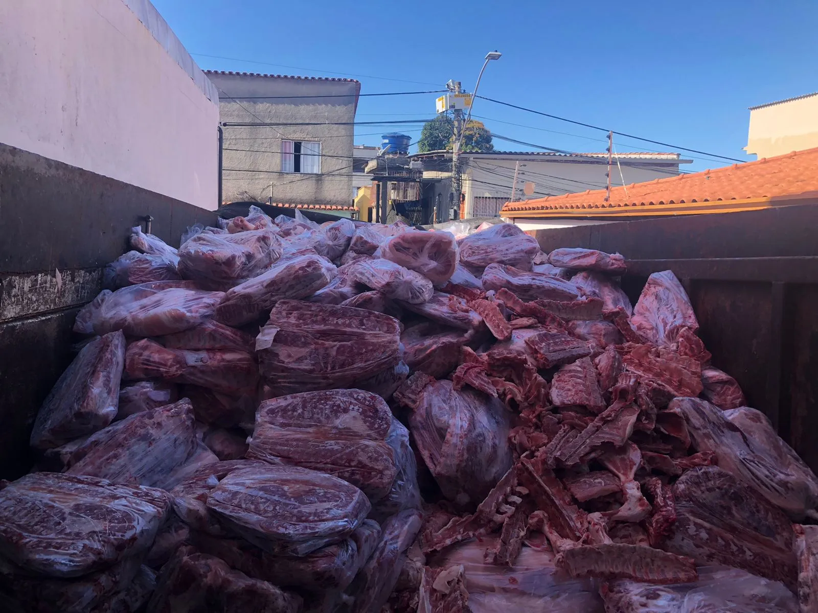 Imagem ilustrativa da imagem 15 toneladas de carne clandestina são apreendidas em Vila Velha