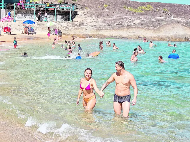 Casal mineiro,  Sofia Ephram e André Franco, ficou encantado com transparência das águas na Praia das Virtudes