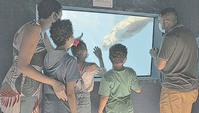 Tarsilayne e Rafael observam as tartarugas junto com os filhos  Guilherme,  de 11 anos, Caroline, 9, e Gustavo, 6