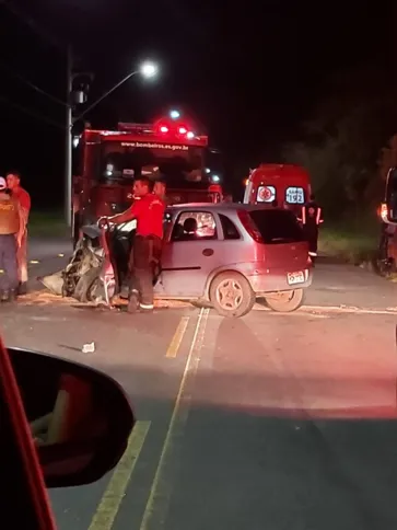 Cinco pessoas ficaram feridas após dois carros baterem de frente na Serra