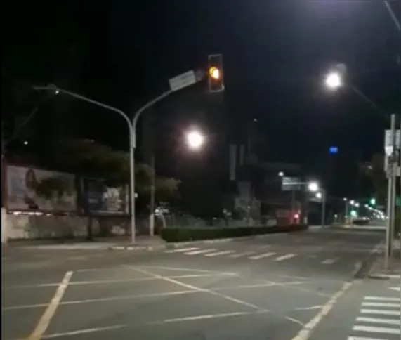 Semáforos ficaram piscando no amarelo no cruzamento das avenidas Nossa Senhora da Penha e Rio Branco.