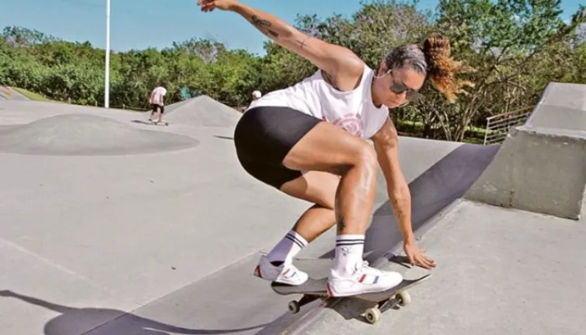 Aline Soares Dantas, de 39 anos, durante manobra: “São  24 anos sendo profissional de skate e do skate”