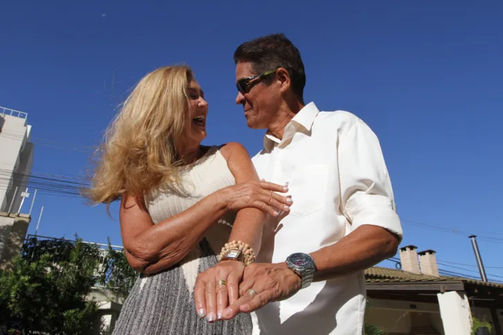 Casal Maria de Fátima, 62 anos, e Ronaldo Barbosa, 61, depois de namorar a distância, oficializou a união em 2021