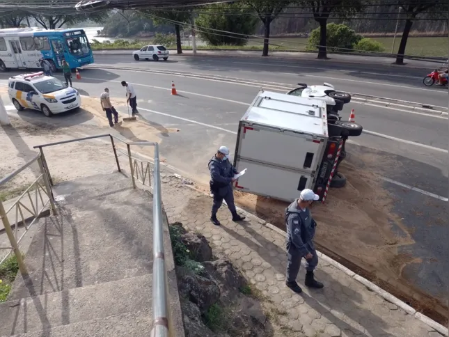 Caminhão tomba e motorista fica ferido na Curva do Saldanha.