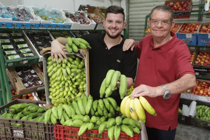 Eduardo e o avô Eugênio trabalham juntos com produção de bananas: entrega de 8 mil toneladas por ano ao varejo