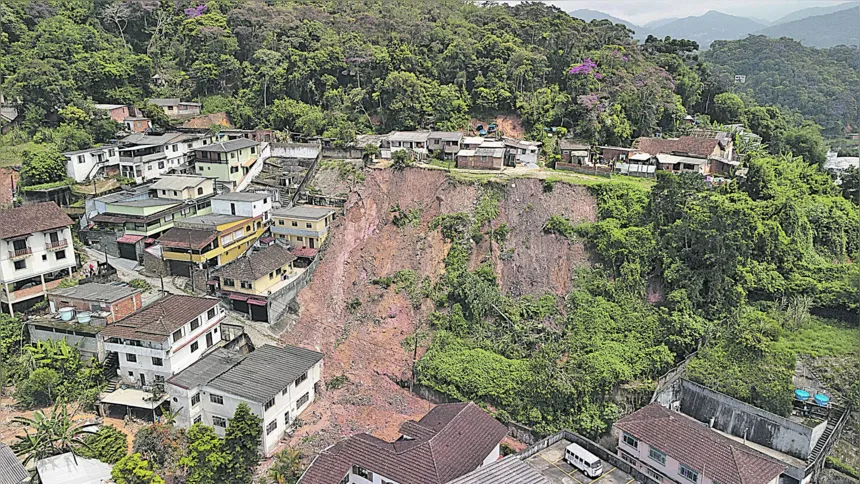 Imagem aérea da cidade de Petrópolis após as chuvas que causaram destruição e mortes  no início da semana.