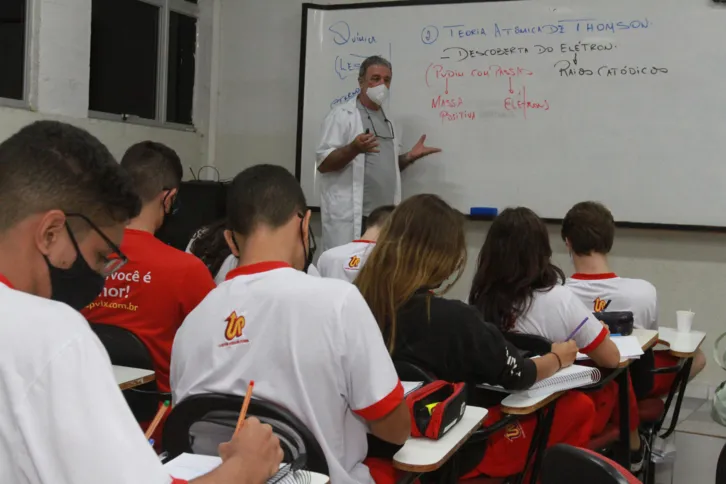 Professor de Química, Luiz Antônio Lessa Garcia durante aula do UP para turma exclusiva de Medicina