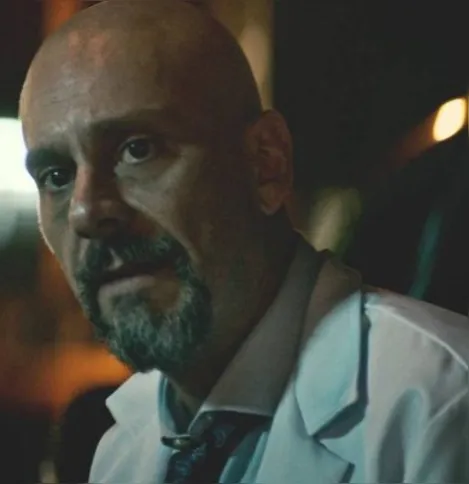 No filme "A Jaula", Alexandre Nero vive o médico Henrique