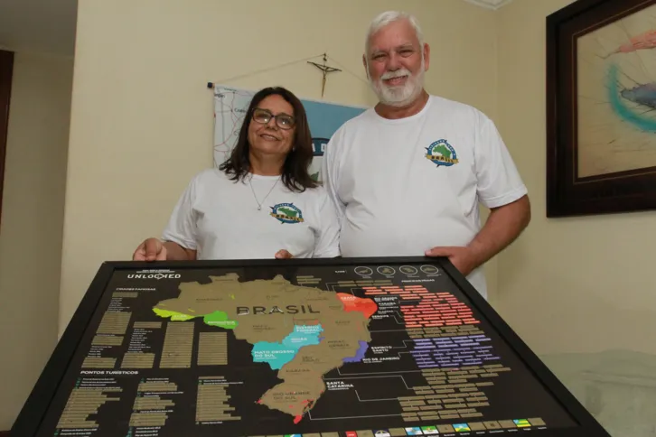 Casal com mapa do Brasil